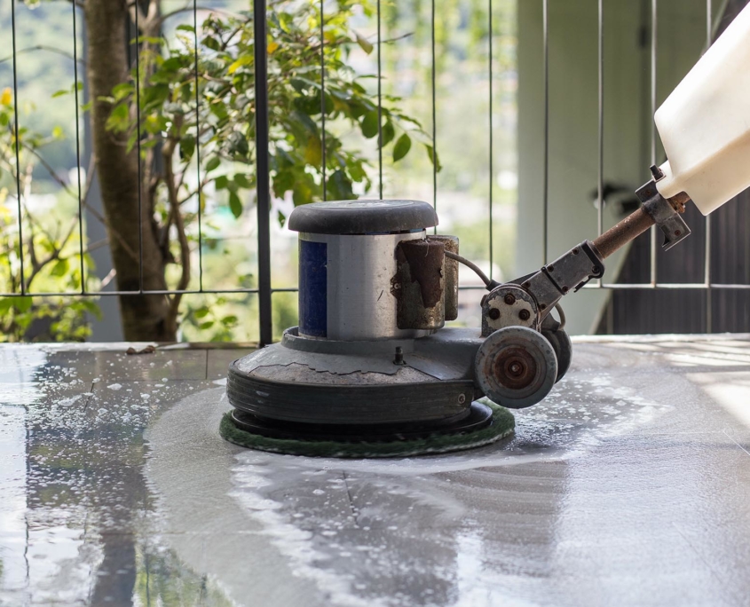 Side view of a hard floor cleaning machine